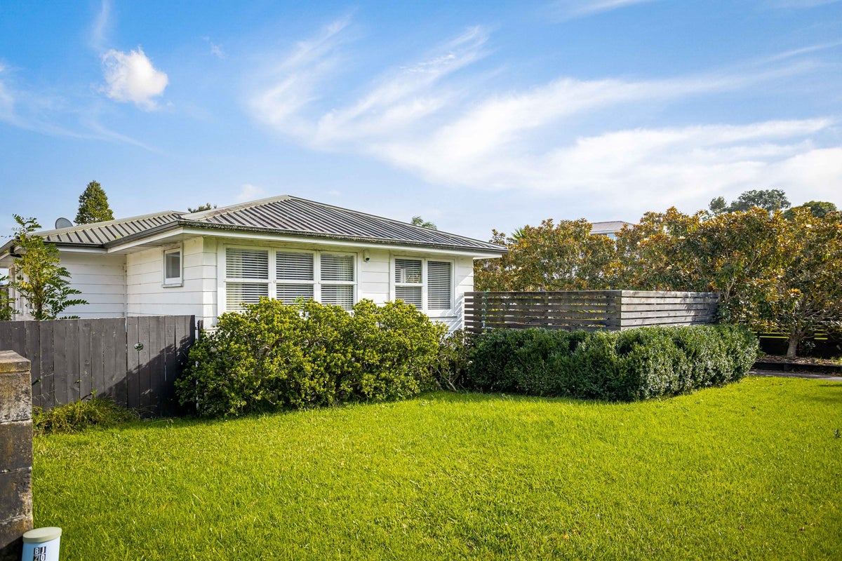 14 Thomas Avenue, Te Atatu Peninsula, Auckland - Carousel 2