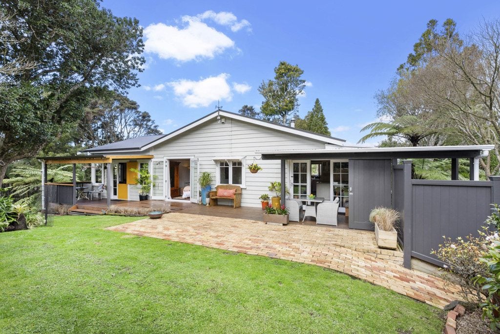 324 Titirangi Road, Titirangi, Auckland - Carousel 1