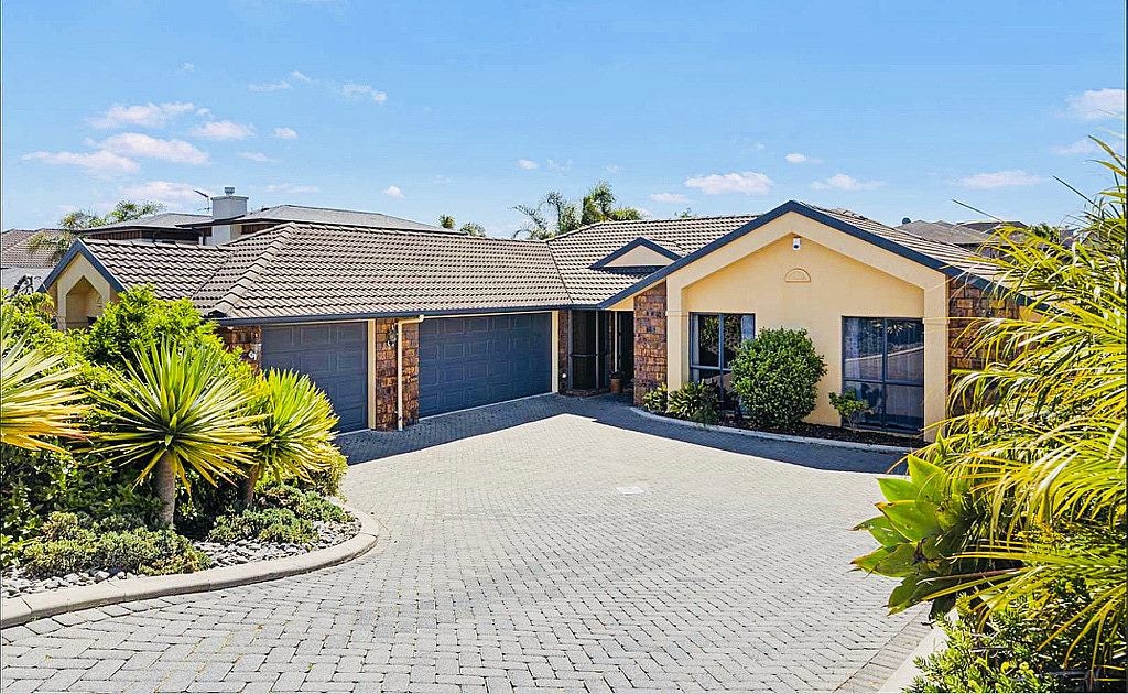 8 Ballymore Drive, Pinehill, Auckland - Carousel 1