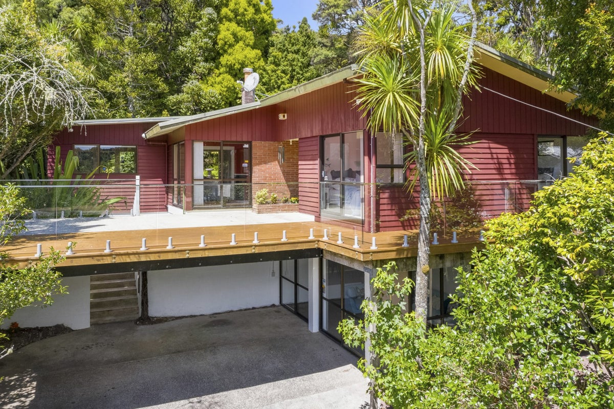 61 Woodfern Crescent, Titirangi, Auckland - Carousel 1