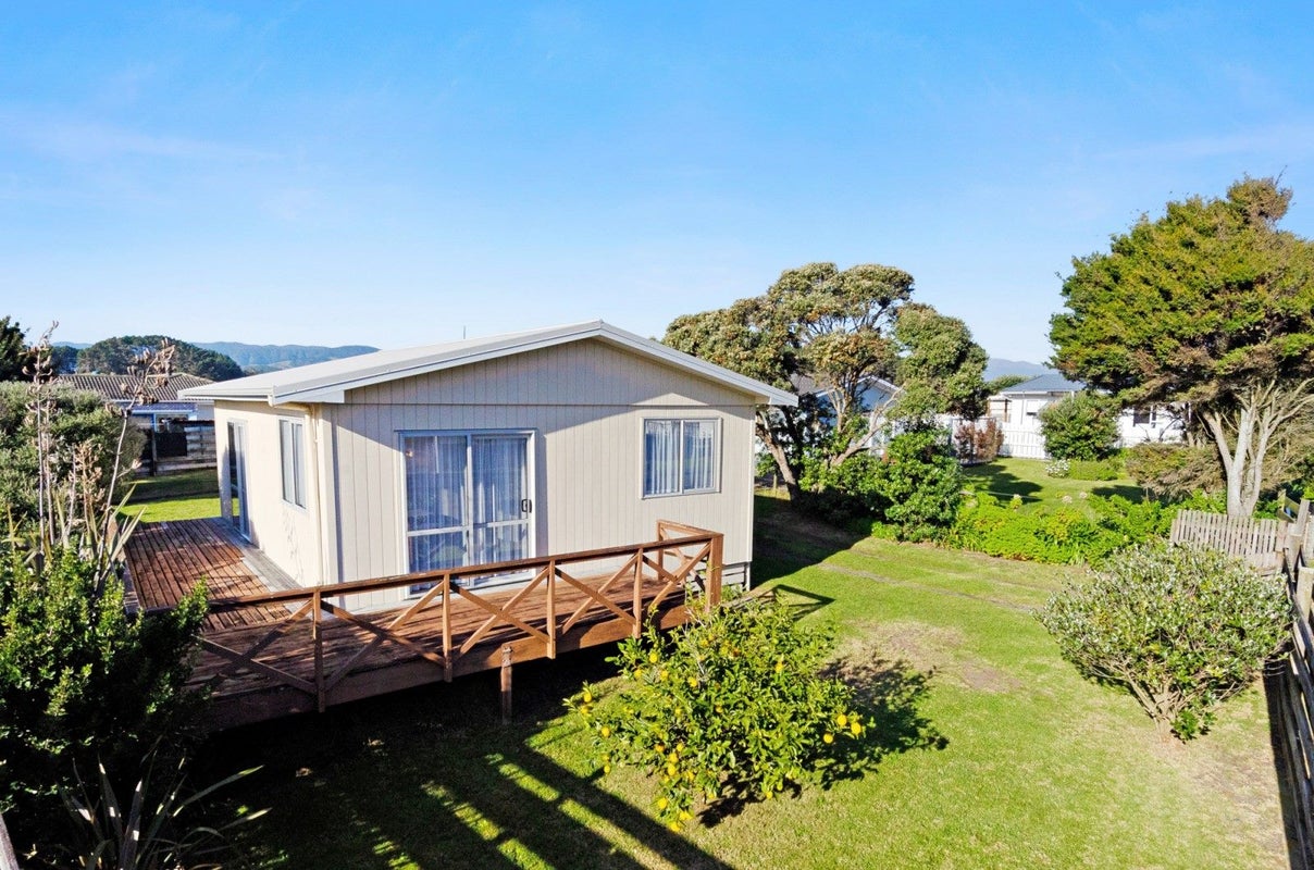 48 Norfolk Crescent, Otaki Beach, Otaki - Carousel 1