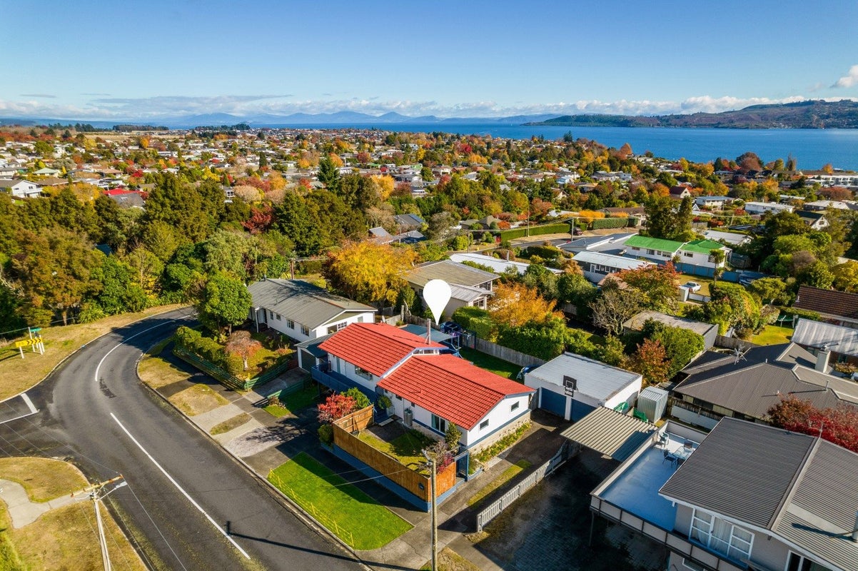 4 Arrowsmith Avenue, Waipahihi, Taupo - Carousel 1