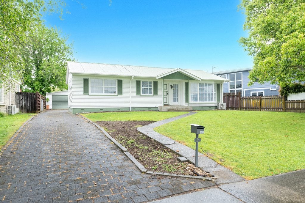 9 Totara Drive, St Andrews, Hamilton - Carousel 1