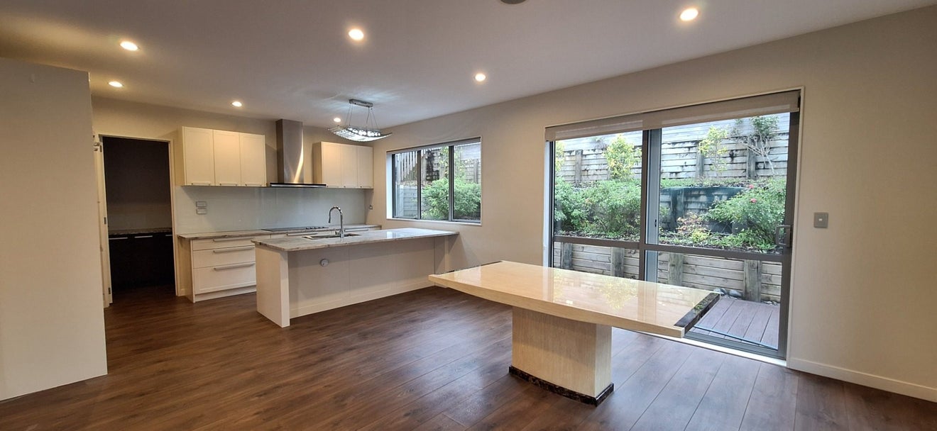 8 Bintulu Place, Fairview Heights, Auckland - Carousel 2