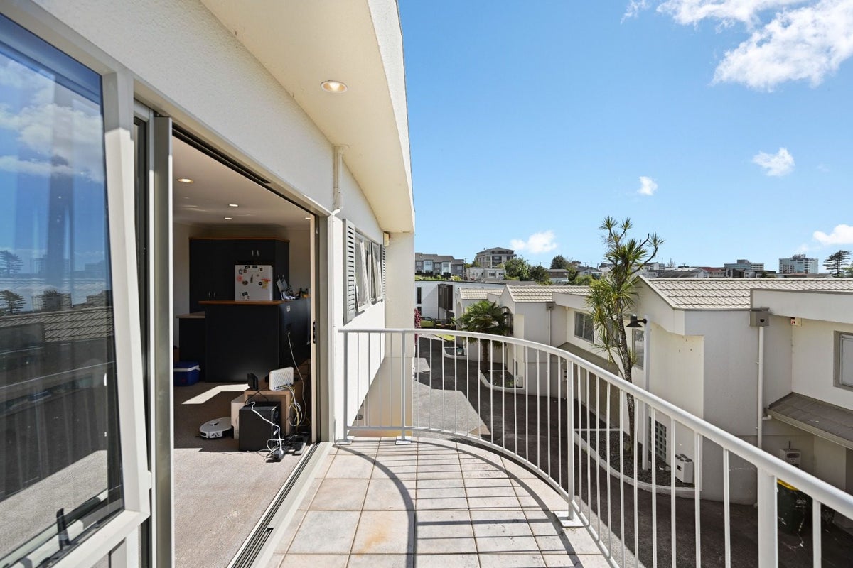 10/11A Ruakiwi Road, Hamilton Lake, Hamilton - Carousel 2