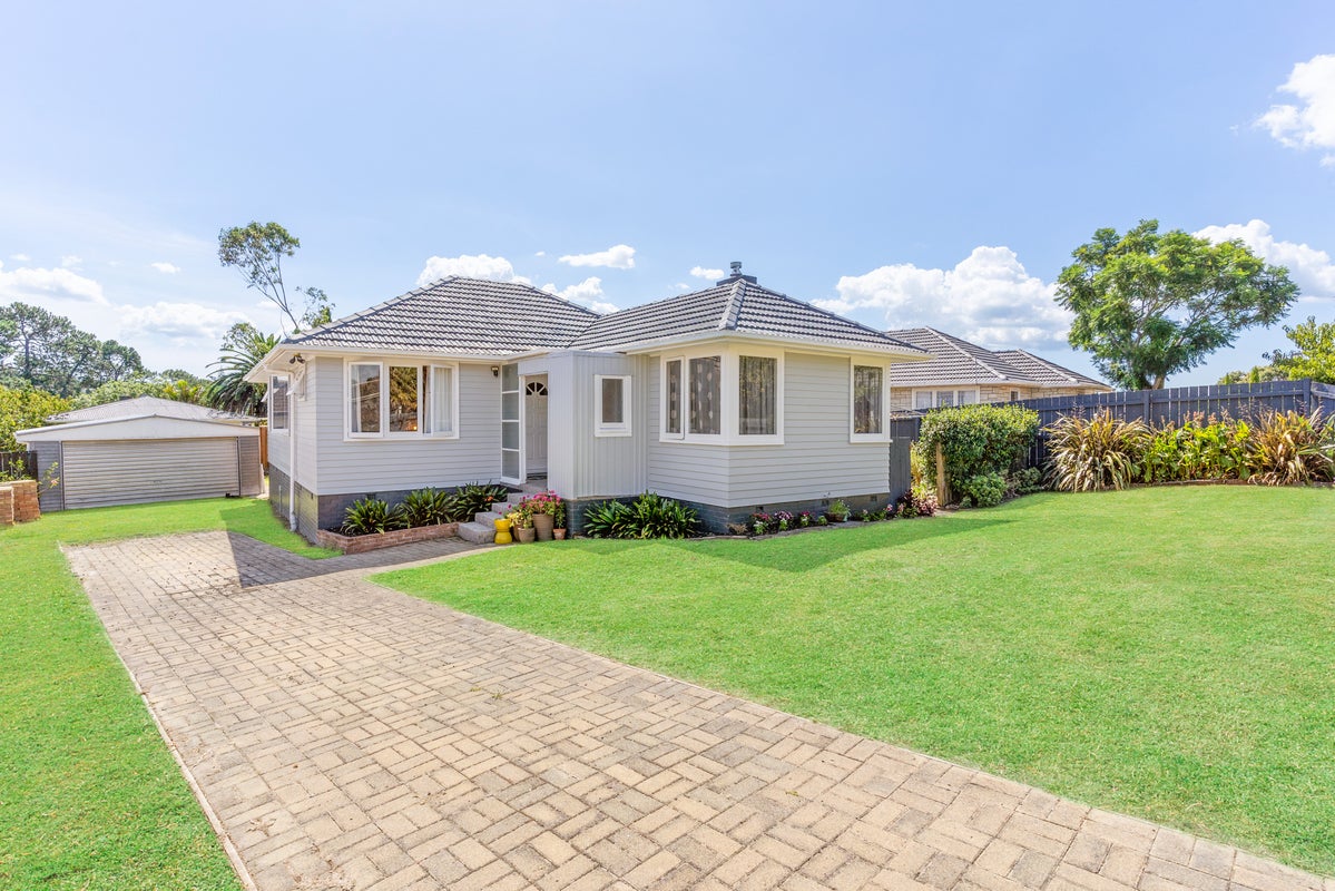 4 Tamariki Avenue, Kelston, Auckland - Carousel 1