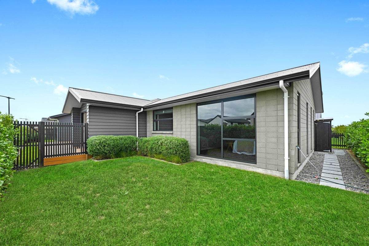 15 Lavinias Way, Chartwell, Hamilton - Carousel 1
