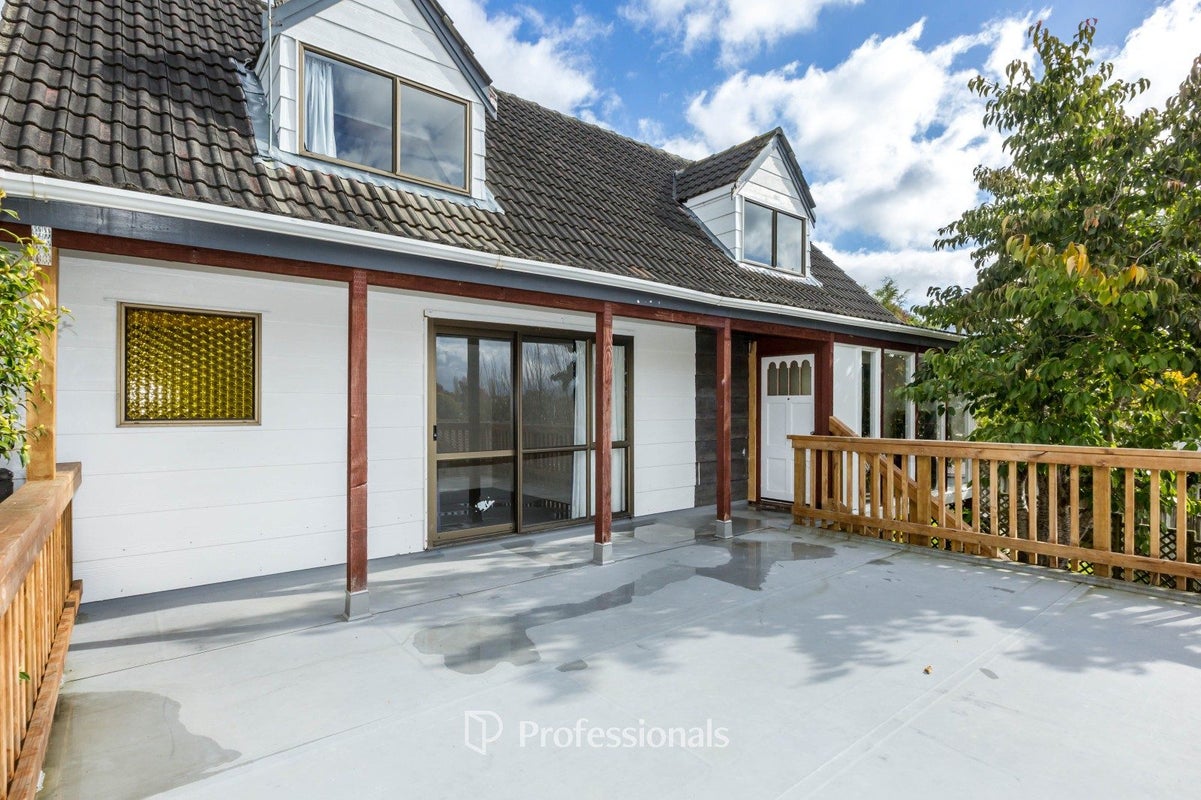 8 Sunbrae Drive, Silverstream, Upper Hutt - Carousel 2