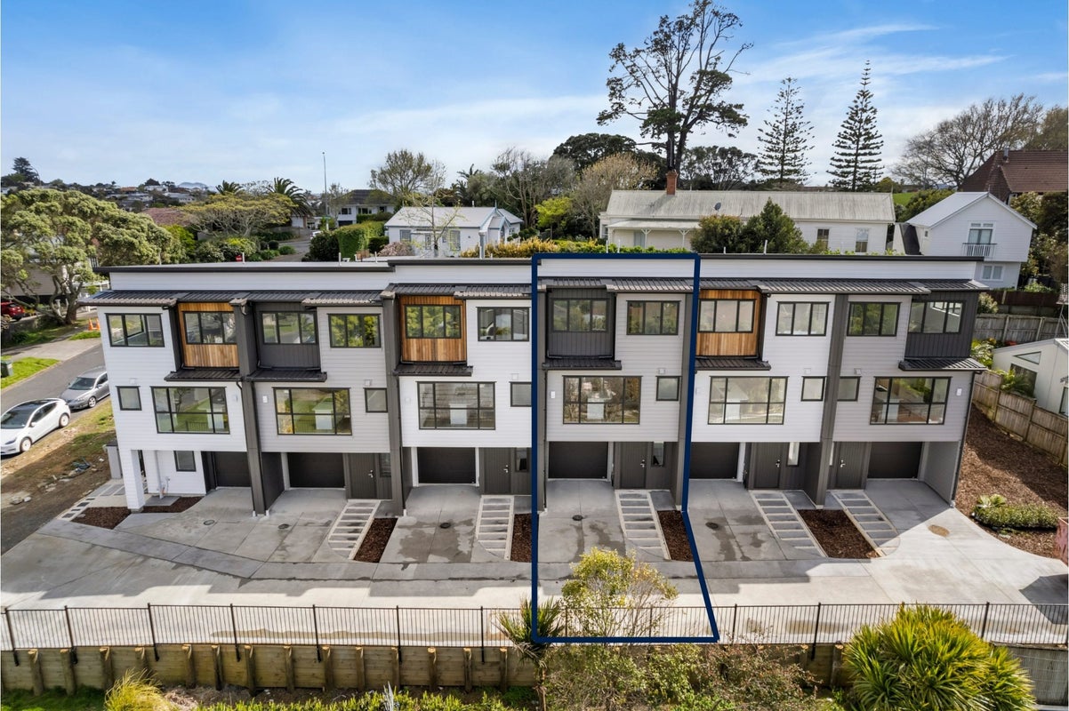 8D Howe Street, Howick, Auckland - Carousel 1