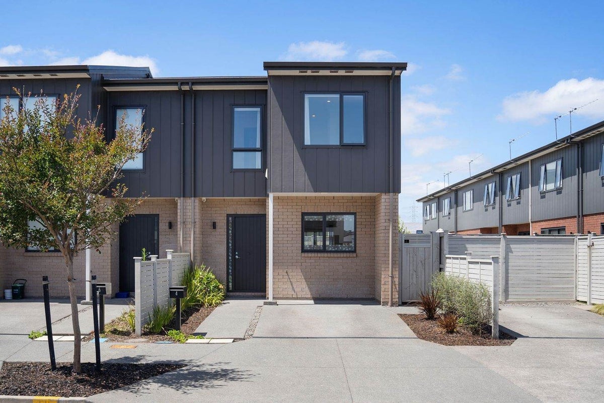 4 Orona Place, Takanini, Auckland - Carousel 1