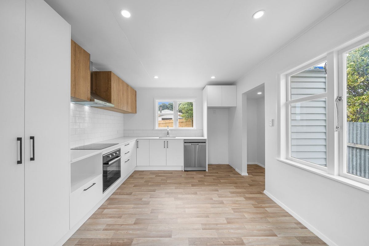 8 Hampshire Street, Cannons Creek, Porirua - Carousel 1