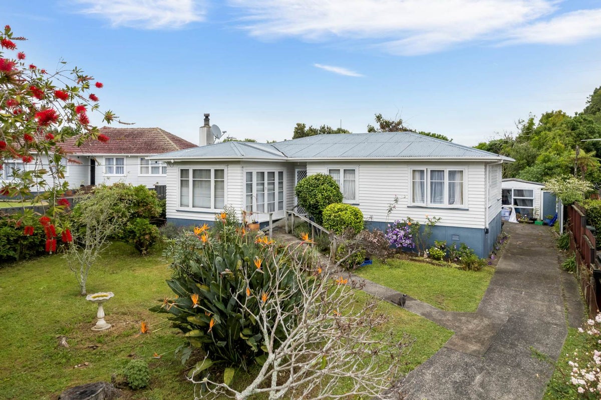 4 Porter Avenue, Te Atatu South, Auckland - Carousel 1