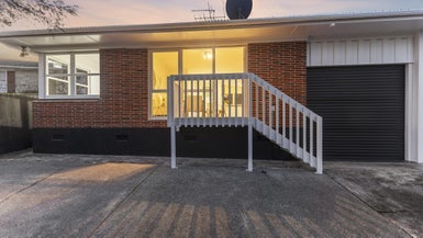 2/1 Grassways Avenue, Pakuranga, Auckland - Carousel 1