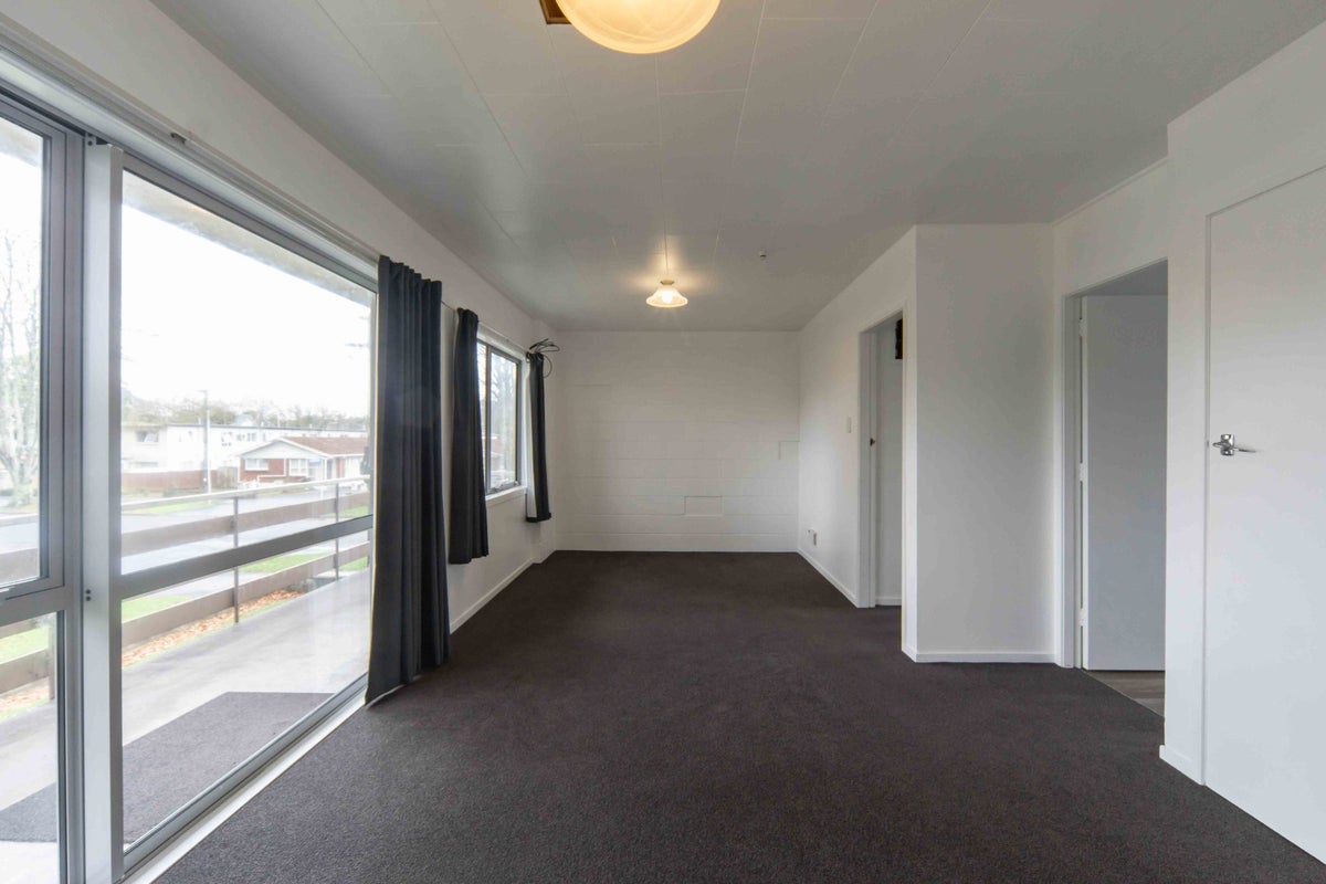 2/16 Thames Street, Claudelands, Hamilton - Carousel 1
