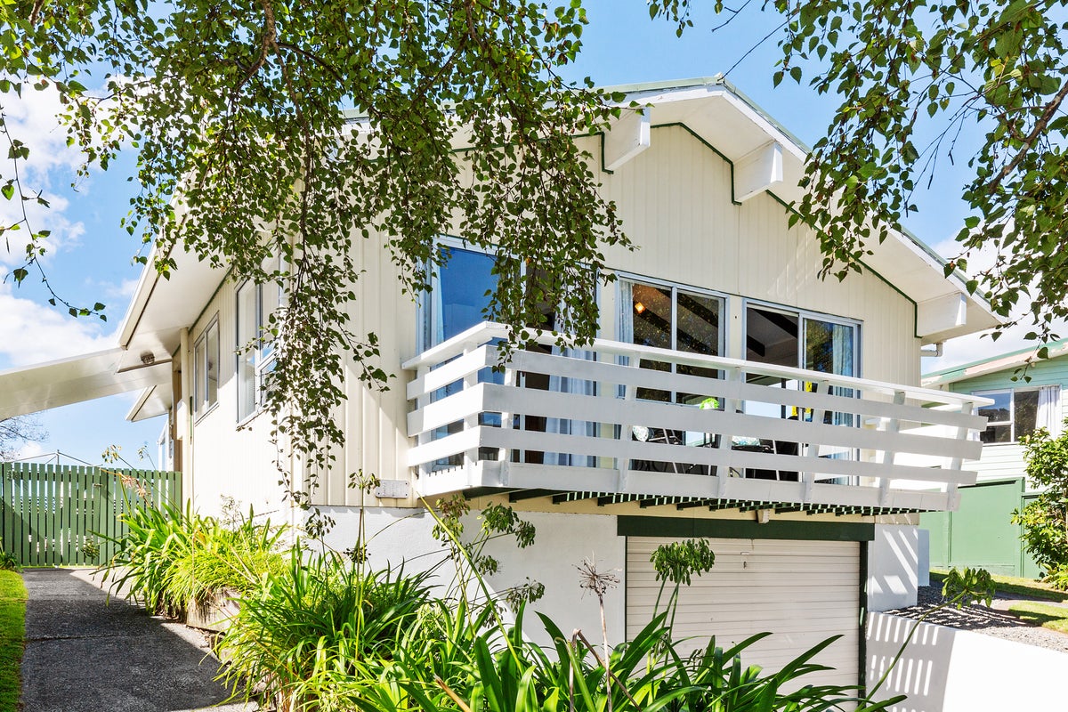 21 Pasadena Crescent, Totara Park, Upper Hutt - Carousel 2