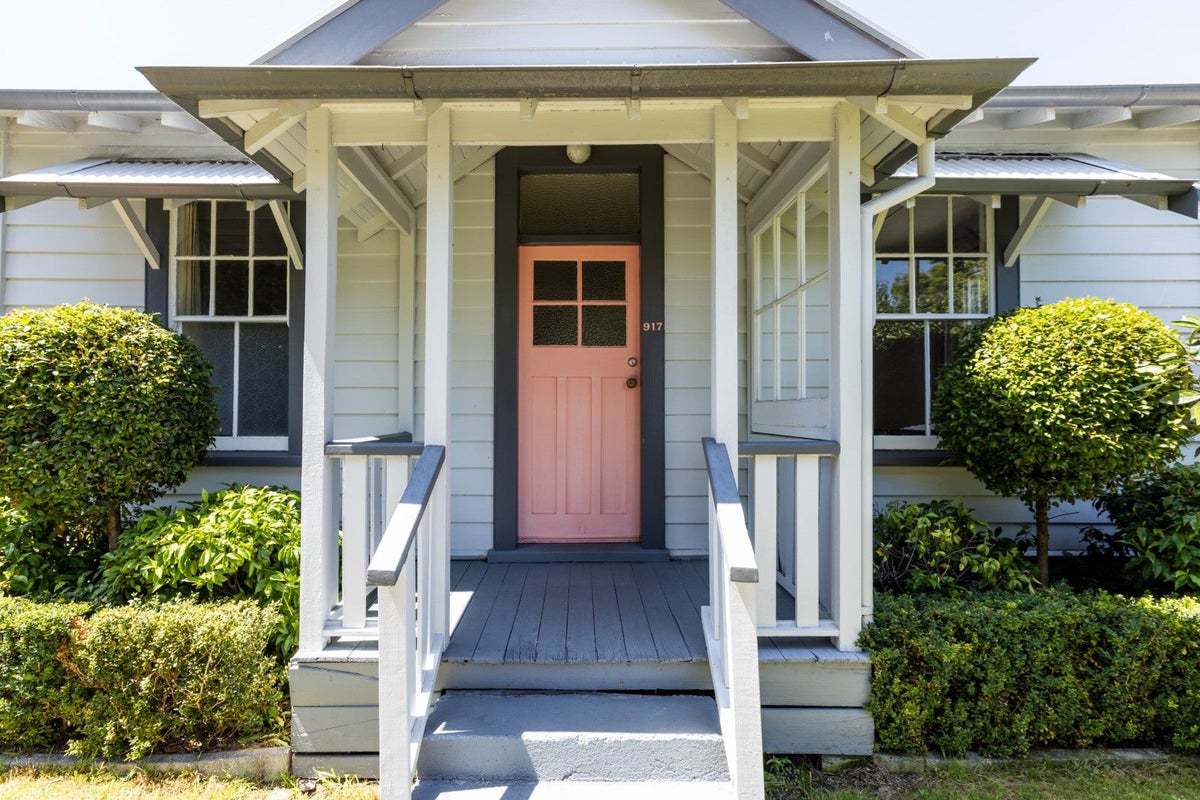 917 Willowpark Road North, Mayfair, Hastings - Carousel 1