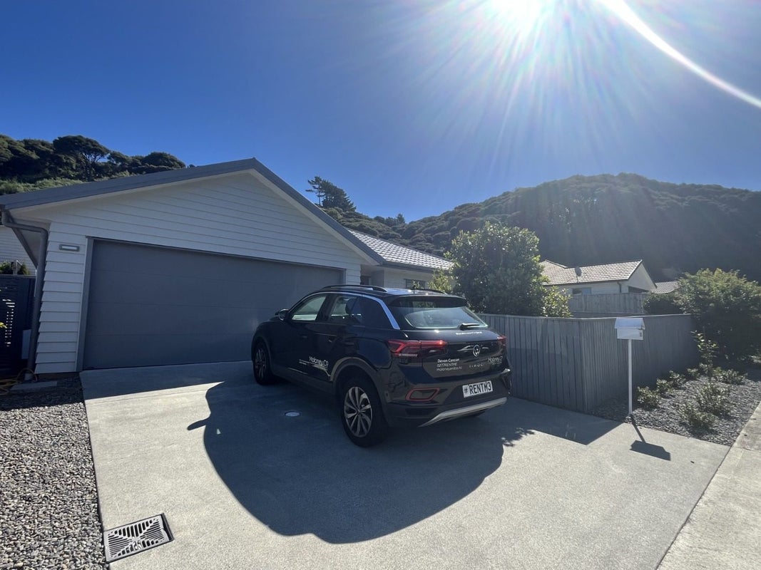 25 Moonsail Drive, Whitby, Porirua - Carousel 1