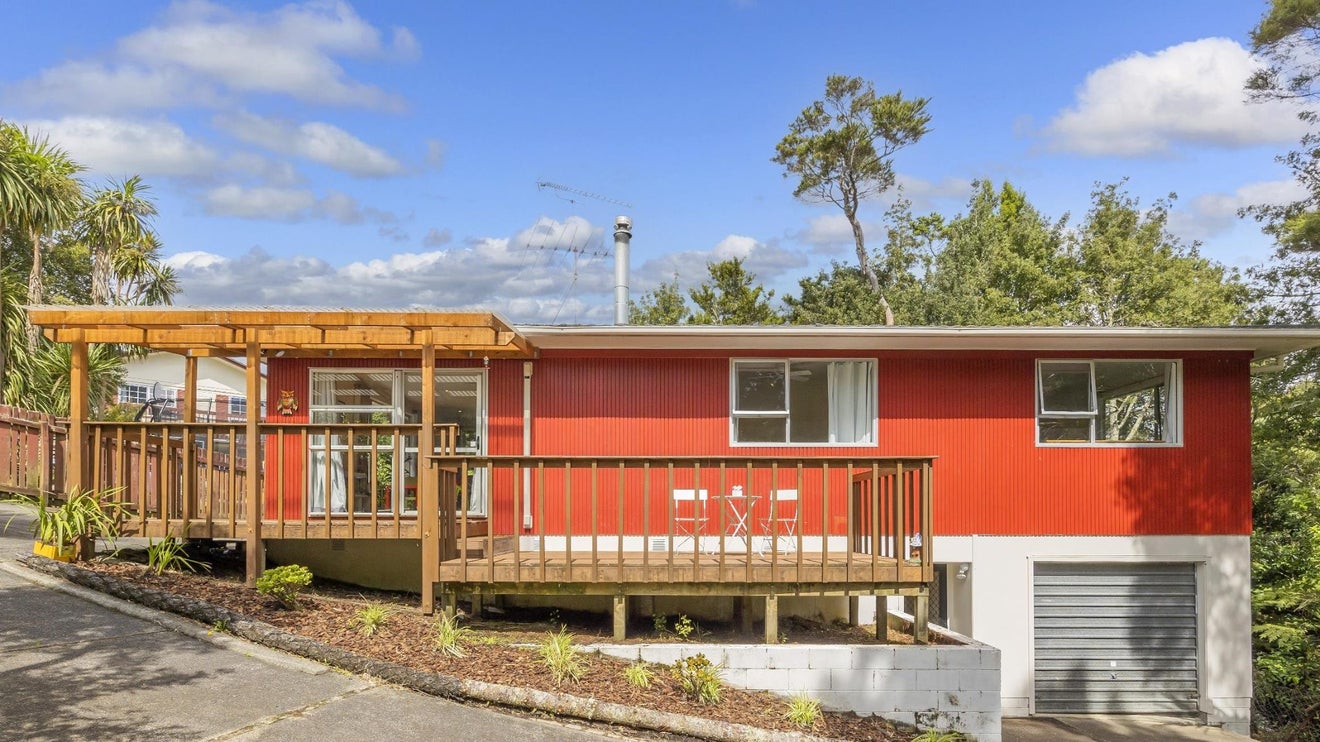 31 Hiwihau Place, Glenfield, Auckland - Carousel 1