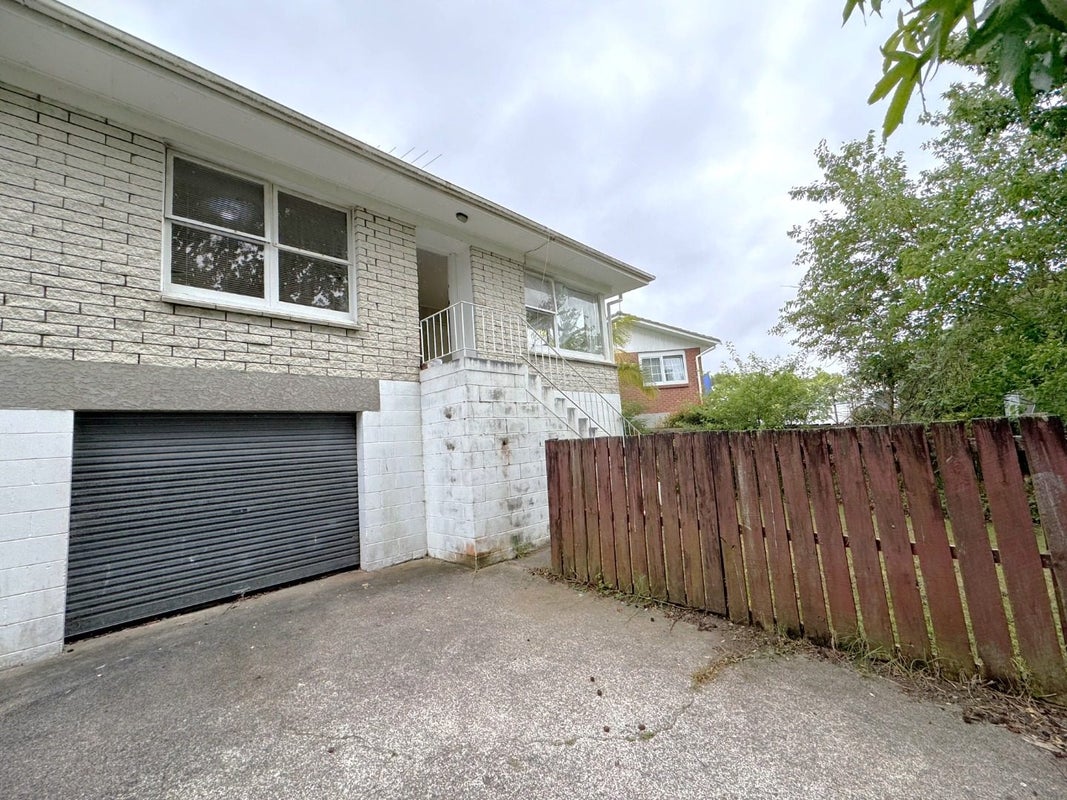 1/8 Heather Place, Sunnynook, Auckland - Carousel 2