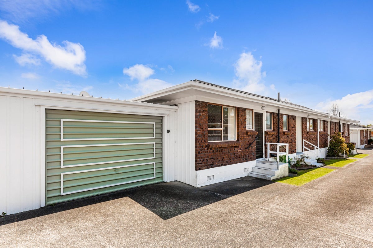 2/33 Swanson Road, Henderson, Auckland - Carousel 2