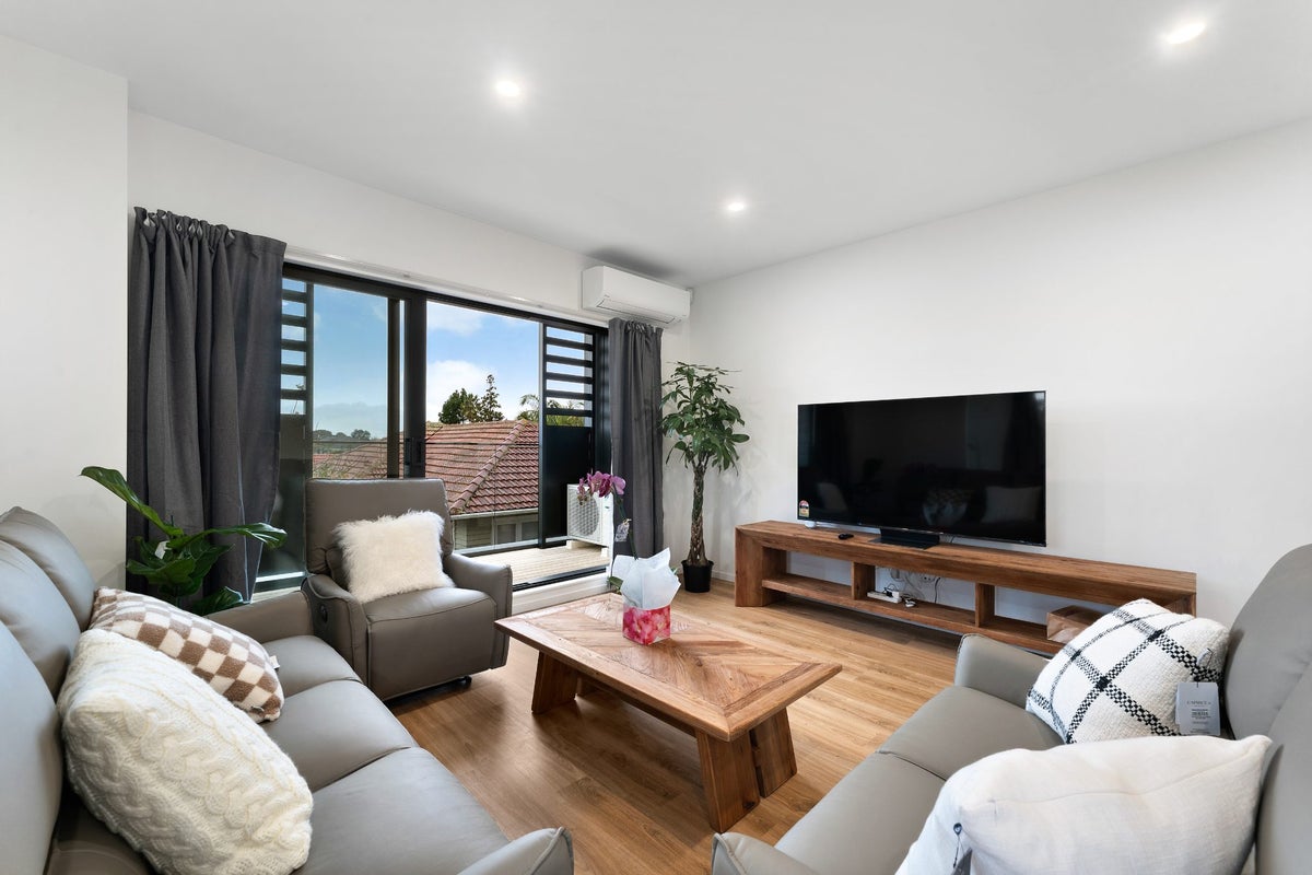 11 Waipani Road, Te Atatu Peninsula, Auckland - Carousel 2