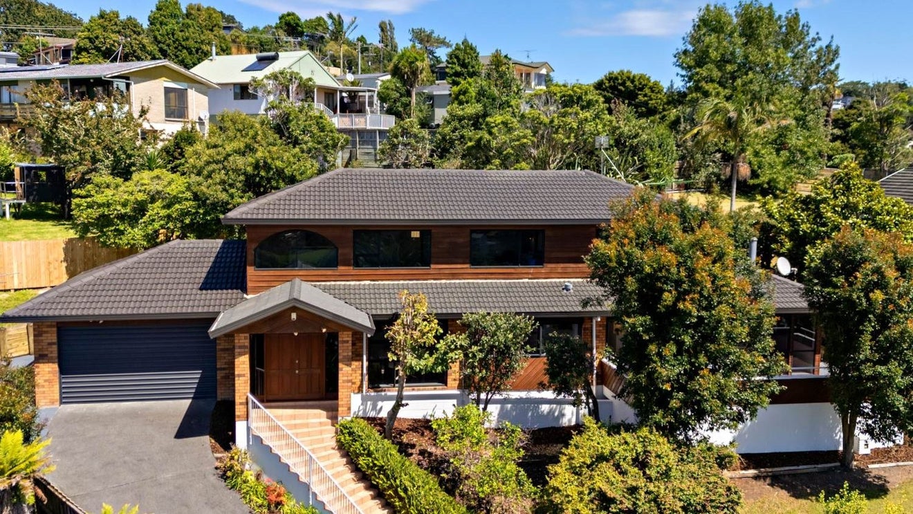 60 Bayside Drive, Browns Bay, Auckland - Carousel 1