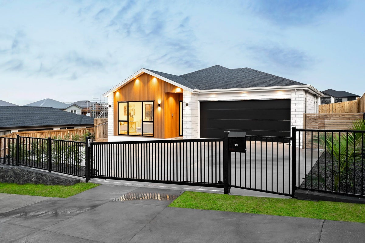 19 Kauri Gum Rise, Swanson, Auckland - Carousel 1
