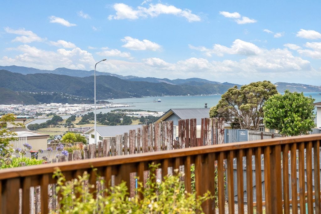 6 Eastview Grove, Normandale, Lower Hutt - Carousel 2