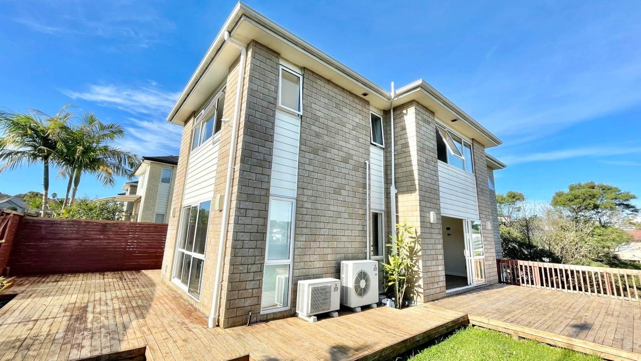 8 Sohlue Place, Oteha, Auckland - Carousel 1