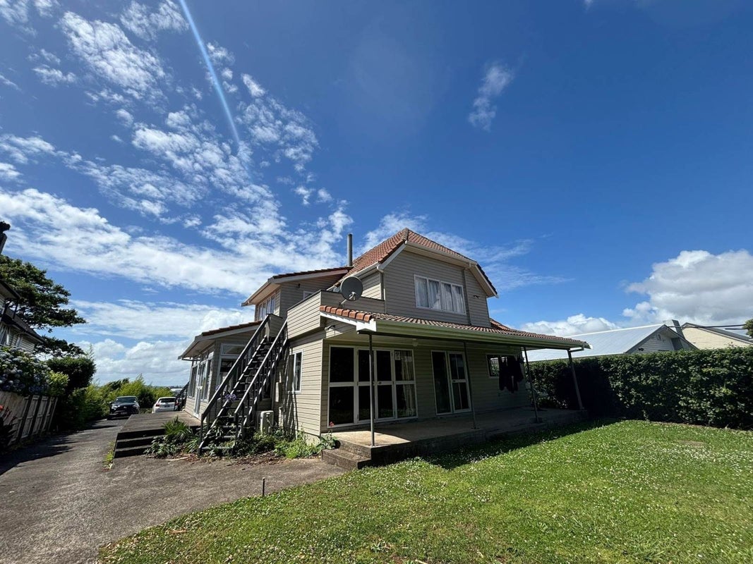 19 Camelot Court, MAUNGATAPERE - Carousel 1