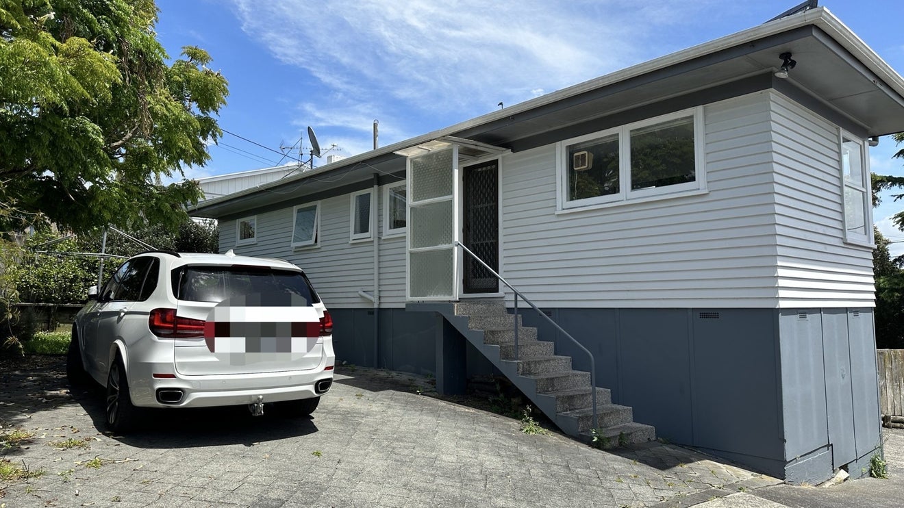 2/8 Raeben Avenue, Hillcrest, Auckland - Carousel 1