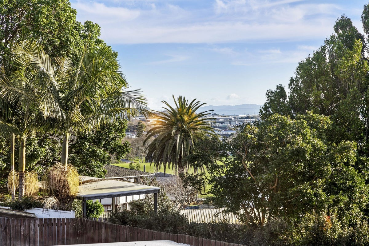 13 Carole Crescent, Pakuranga, Auckland - Carousel 2