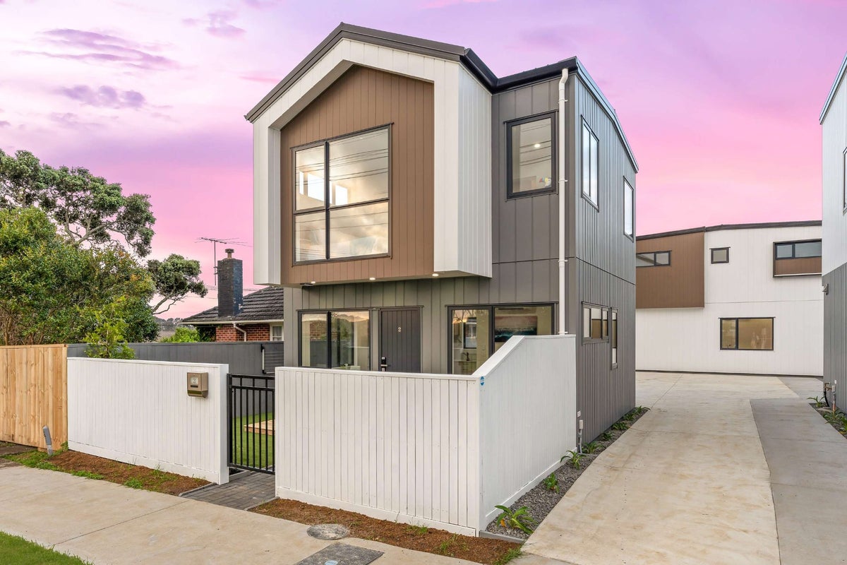 2/113 Flanshaw Road, Te Atatu South, Auckland - Carousel 1