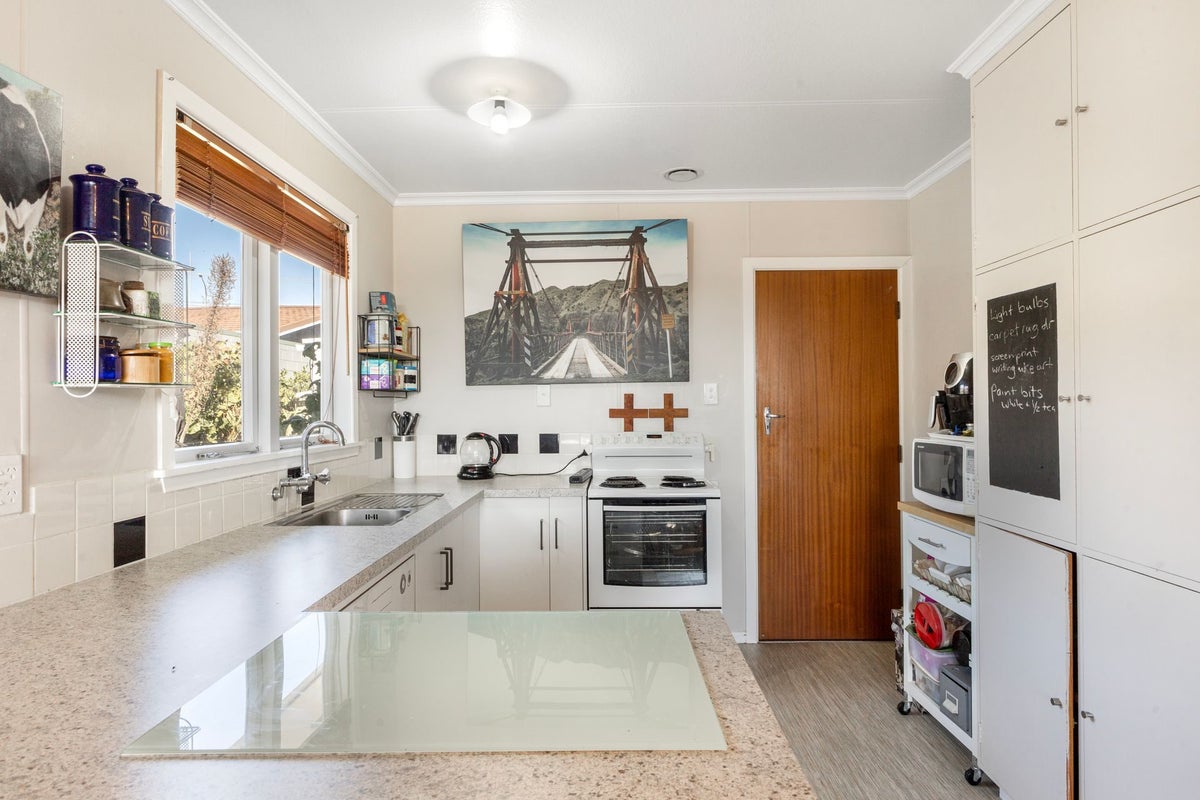 8 Omata Road, Westown, New Plymouth - Carousel 2