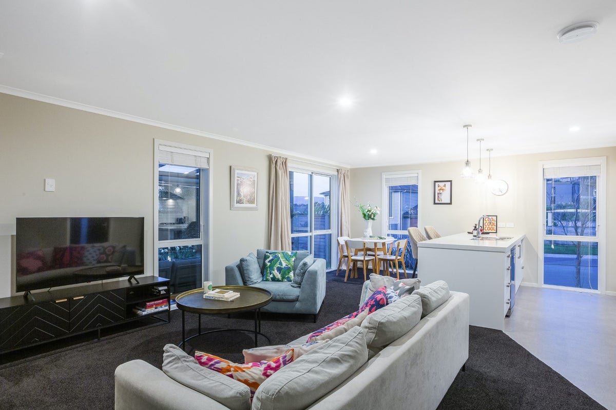 11 Banks Boulevard, Whitby, Porirua - Carousel 2