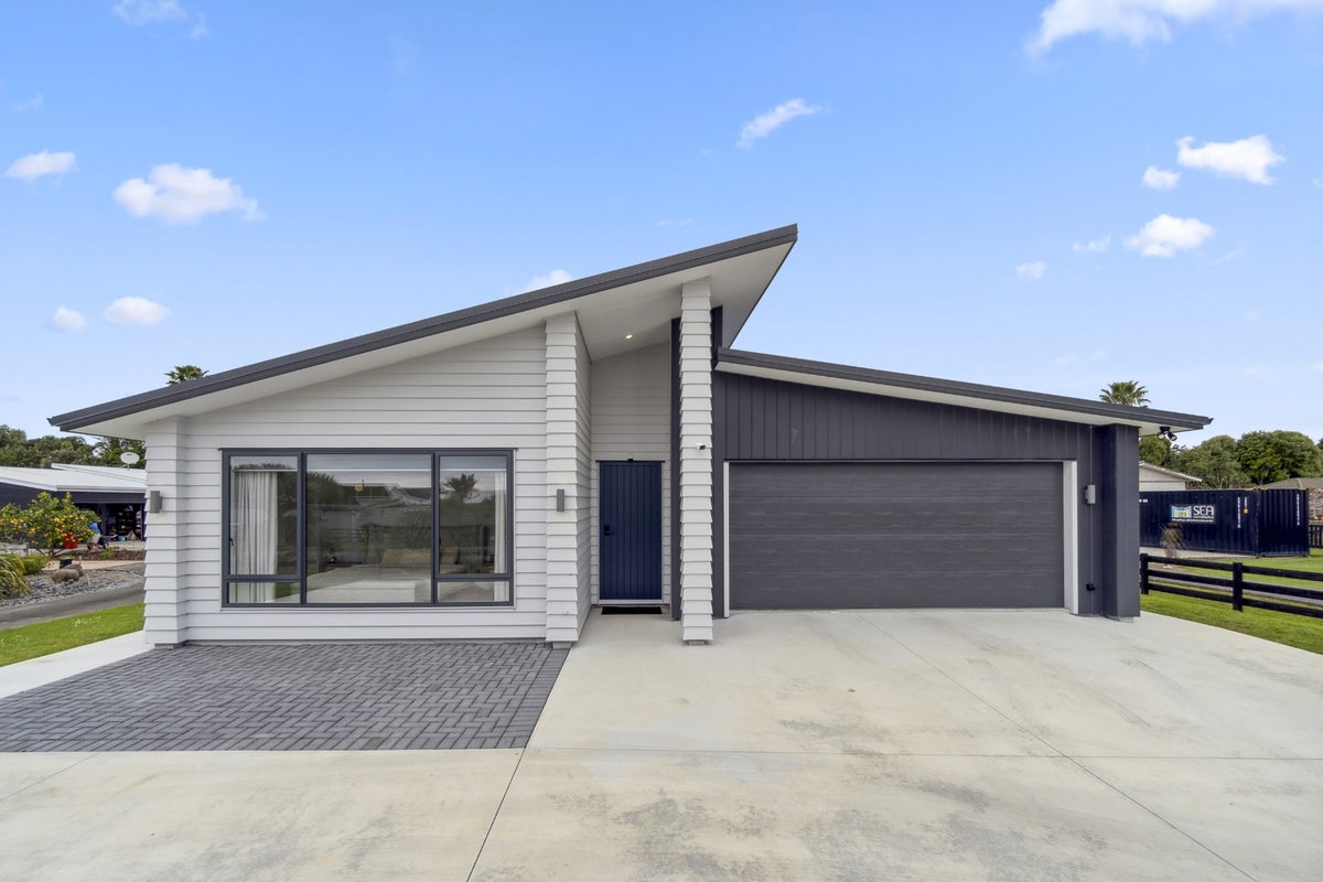 16 Mylindas Road, WHAKATIWAI, MIRANDA - Carousel 2
