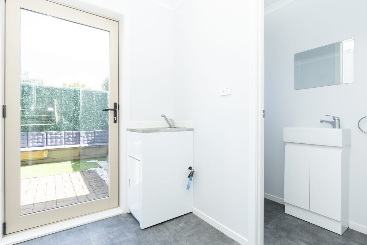 29B Claudelands Road, Hamilton East, Hamilton - Carousel 21