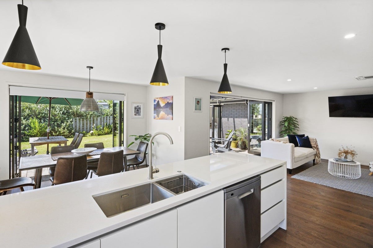 60 Seventh View Avenue, Beachlands, Auckland - Carousel 1