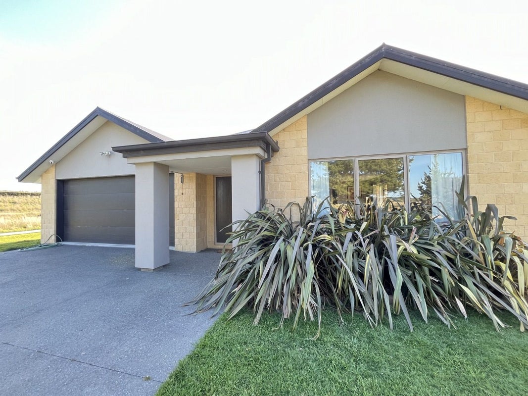 12 Tresillian Drive, Christchurch - Carousel 2