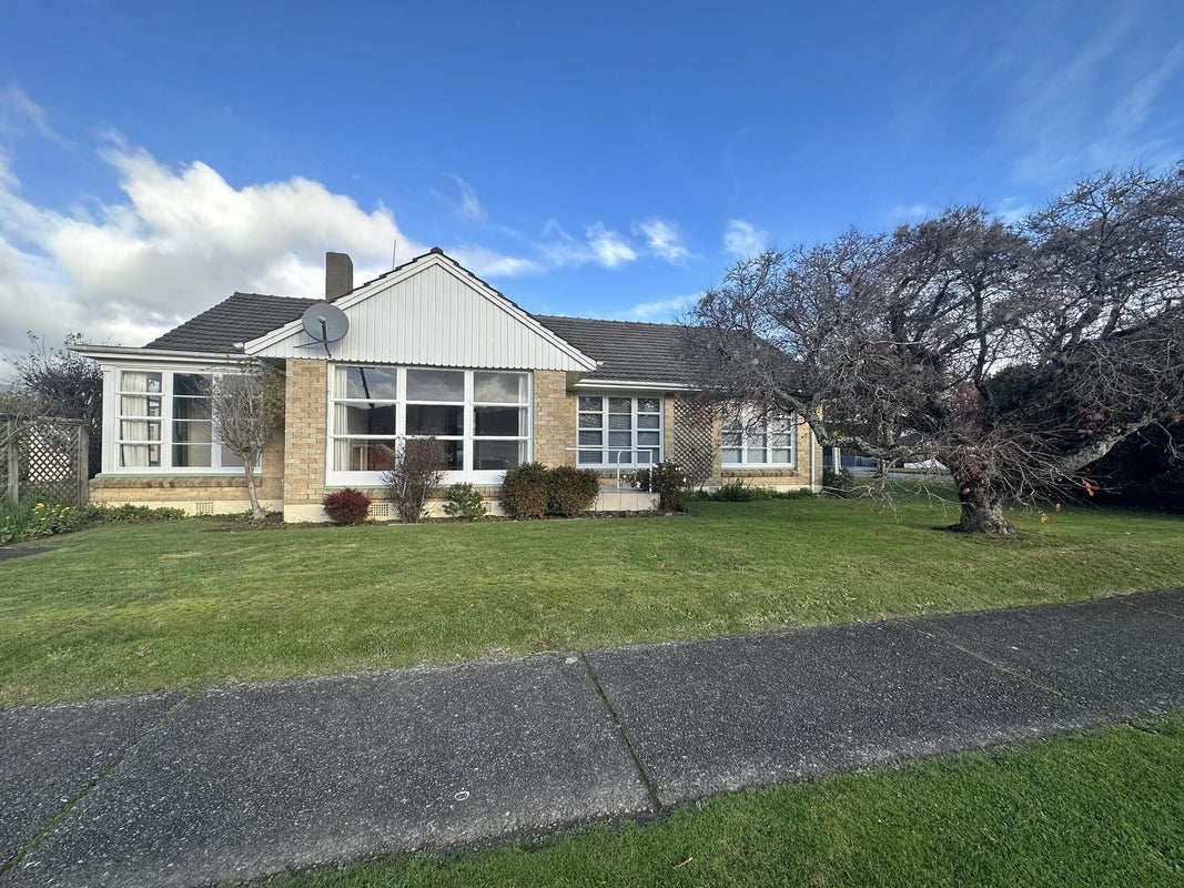 39 Fraser Crescent, Elderslea, Upper Hutt - Carousel 1