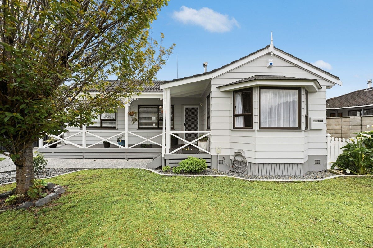 20 Jasmine Avenue, Dinsdale, Hamilton - Carousel 1