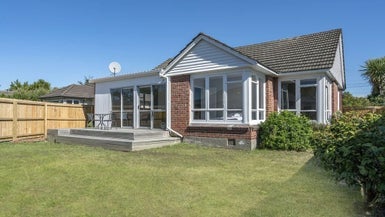 14 Earnslaw Crescent, Bryndwr, Christchurch - Carousel 1