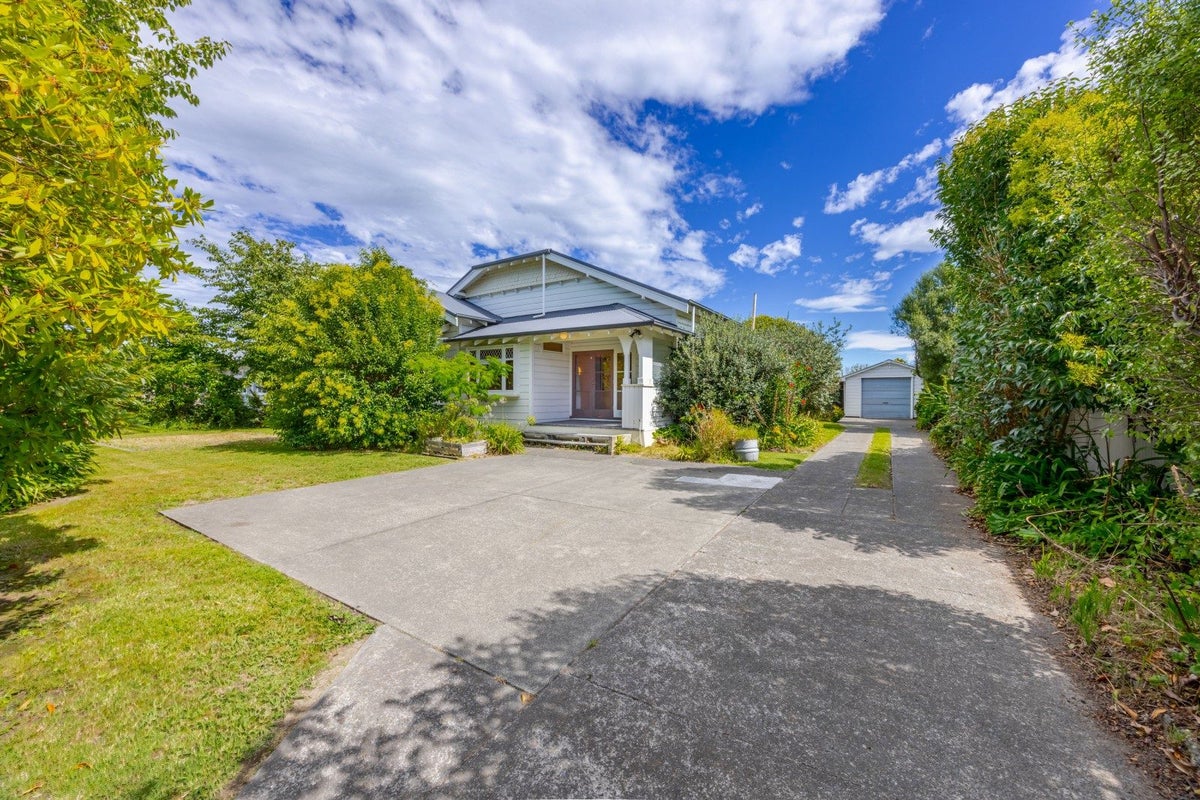 103 Duchess Crescent, Mayfair, Hastings - Carousel 2