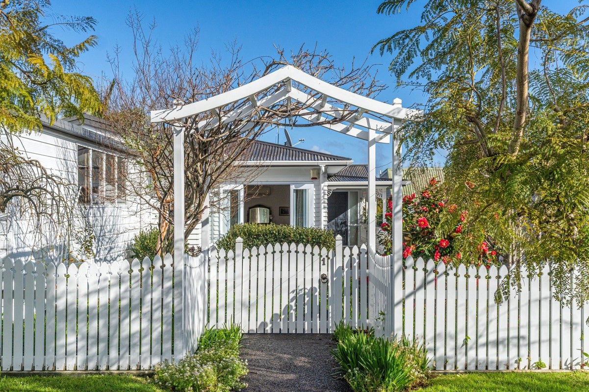 1 Fraser Road, Narrow Neck, Auckland - Carousel 1