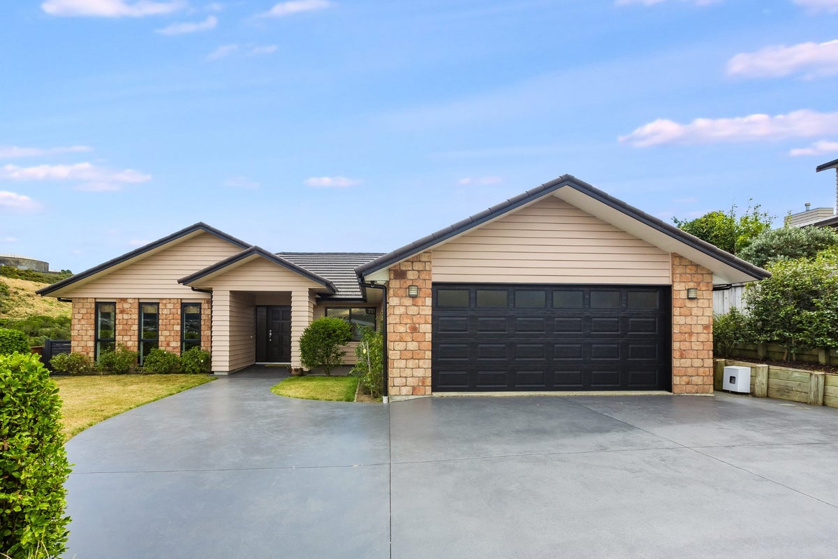 14A Kaimai Place, Aotea, Porirua - Carousel 1