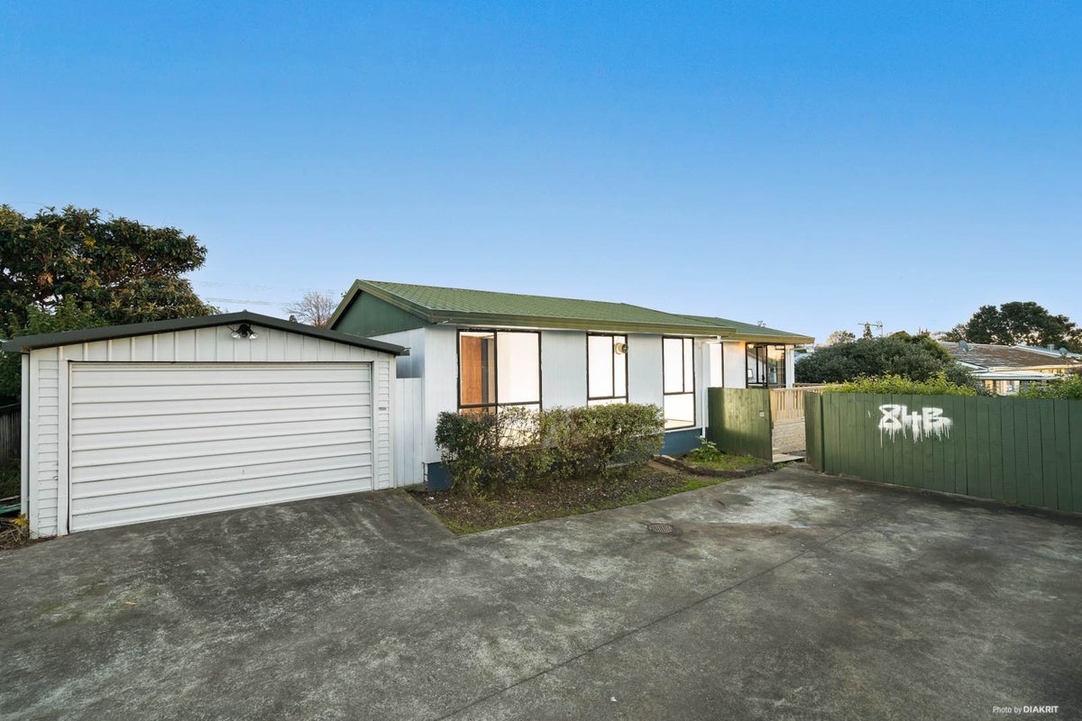 2/84 Lynwood Road, New Lynn, Auckland - Carousel 1