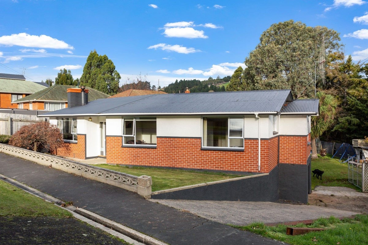 12 Waldron Crescent, Green Island, Dunedin - Carousel 1