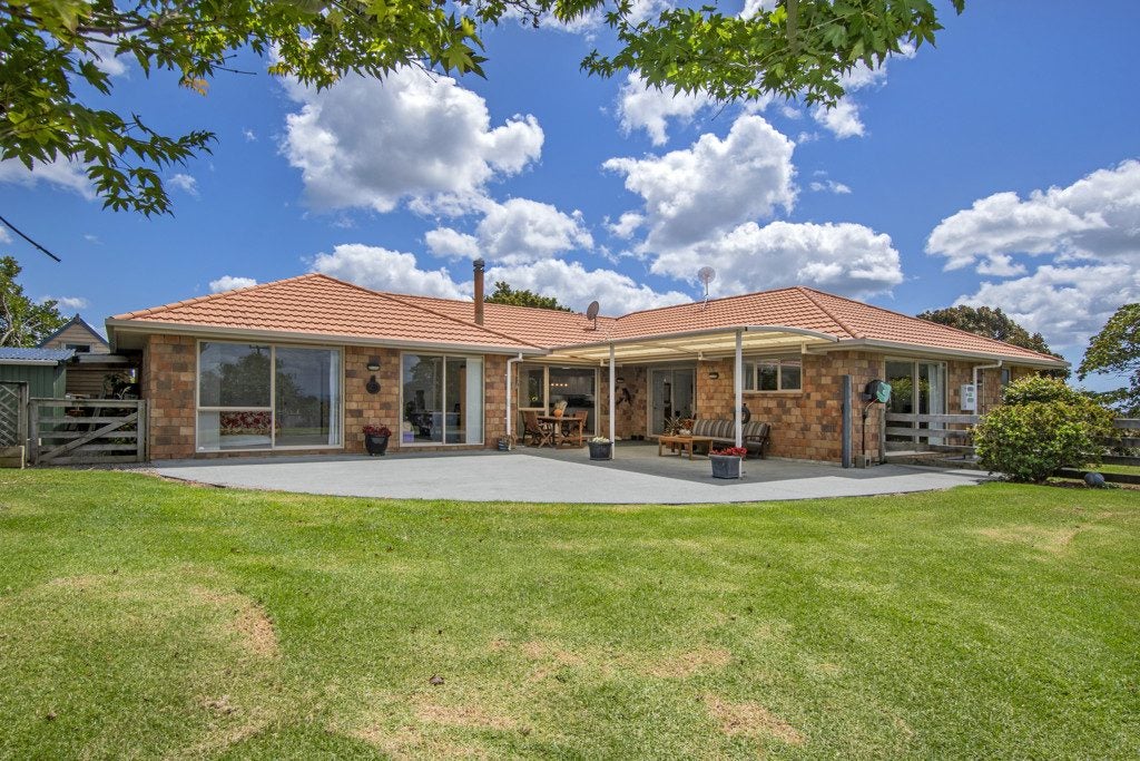 121 Owhiwa Road, Onerahi - Carousel 1