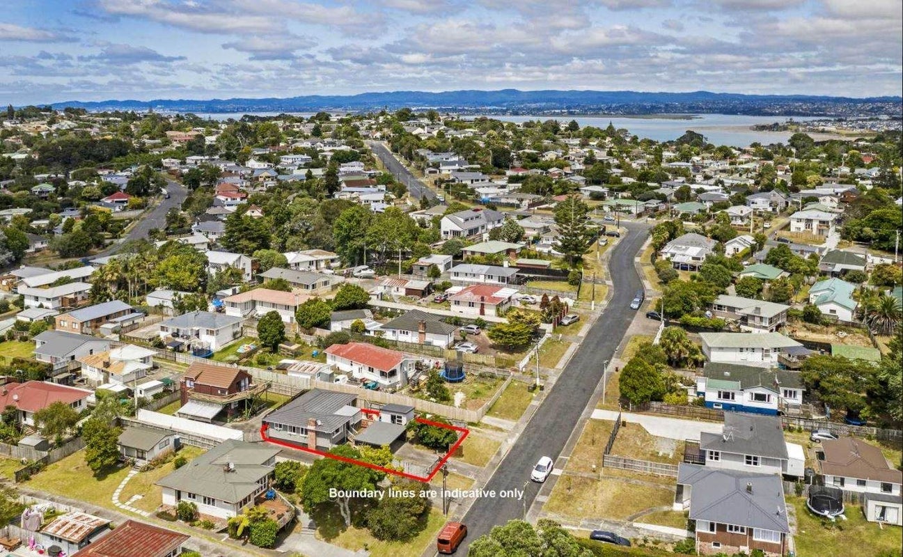 1/25 Fairclough Road, Beach Haven, Auckland - Carousel 2