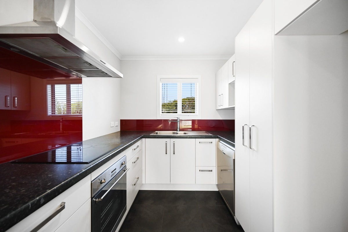 5 Anna Jean Crescent, Flagstaff, Hamilton - Carousel 2